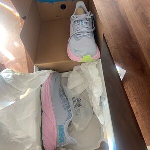 Hoka 
Size 7B
Wide Arahi 
Never worn
Missed the return date